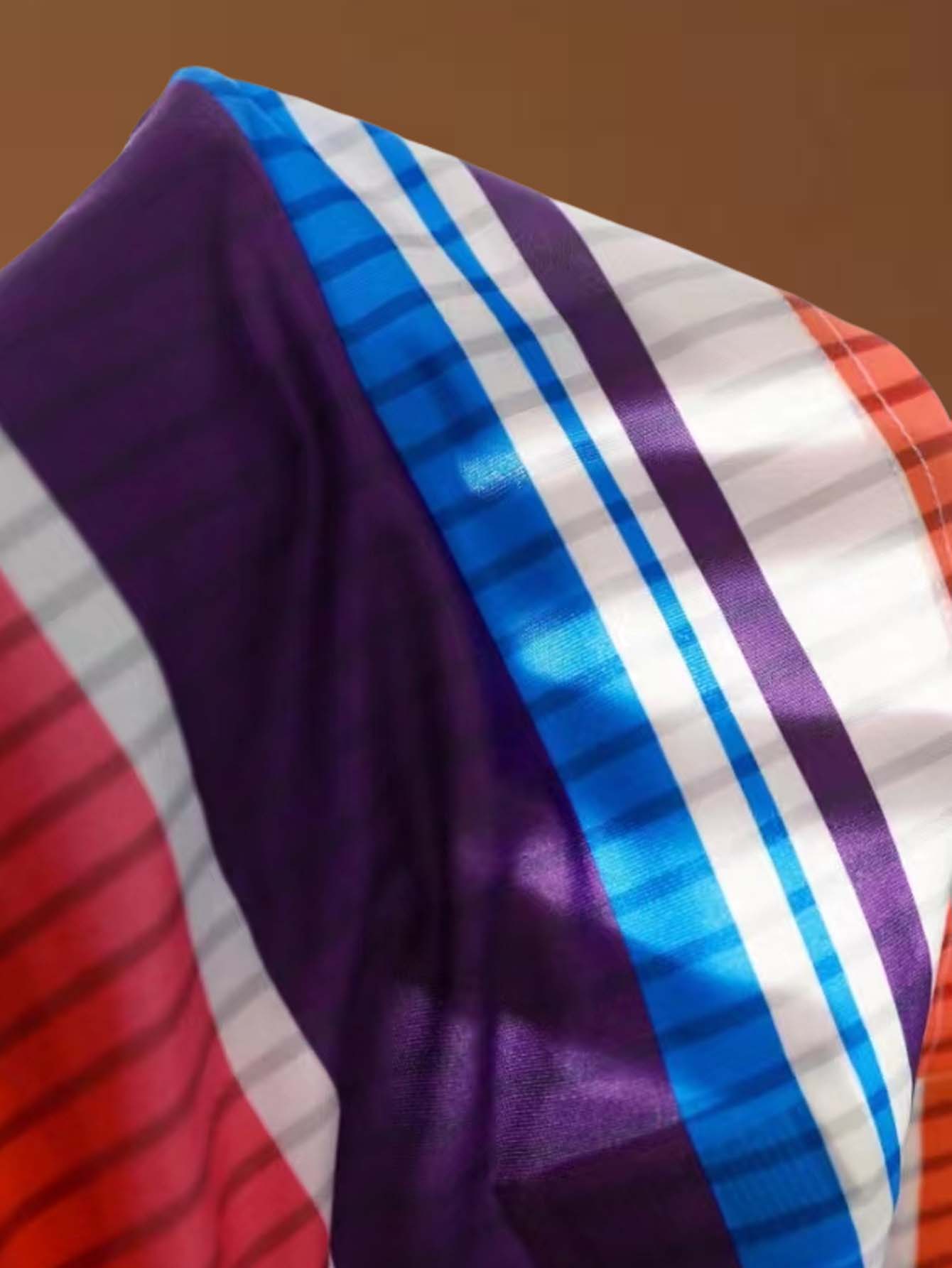 Nouvelle tendance de la mode féminine : robe polyvalente, ajustée et amincissante, qui épouse les hanches.