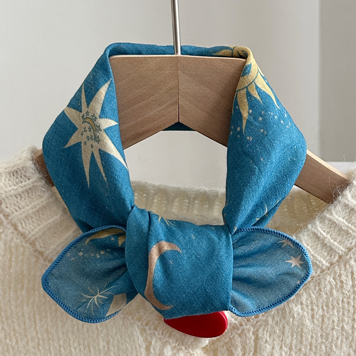 1 morceau de foulard carré imprimé soleil étoile et lune de style bohème pour femme avec tissu élastique respirant et léger, adapté aux habillés de plage et de loisirs, accessoires de mode multifonctionnels, écharpe de couleur tachée
