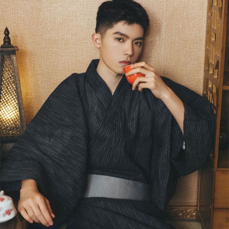 Kimono Yukata traditionnel japonais de couleur unie noire pour hommes, tenue longue d'été idéale pour la photographie en studio et le port quotidien