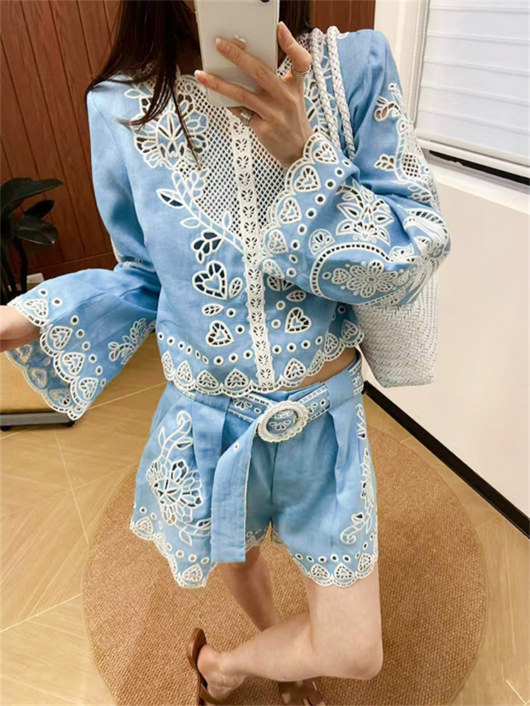Chemisier brodé français ajouré bleu à manches évasées et col rond pour femme ou short décontracté taille haute avec ceinture