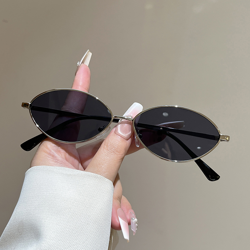 Lunettes de soleil ovales vintage 2026, nouvelles lunettes de soleil tendance à monture métallique, couleur unie, décontractées pour l'extérieur, lunettes de soleil rétro tendance pour femmes, UV400