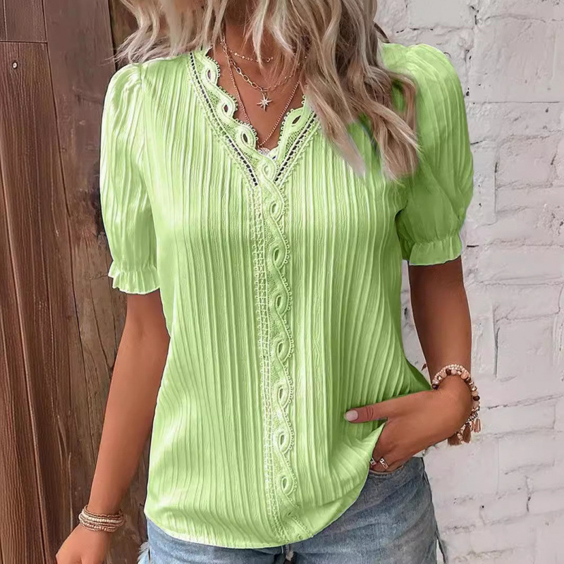 Chemisier en mousseline uni pour femme, col en V, manches courtes, coupe ample, avec détails en dentelle, style simple et élégant, idéal pour l'été et le style urbain