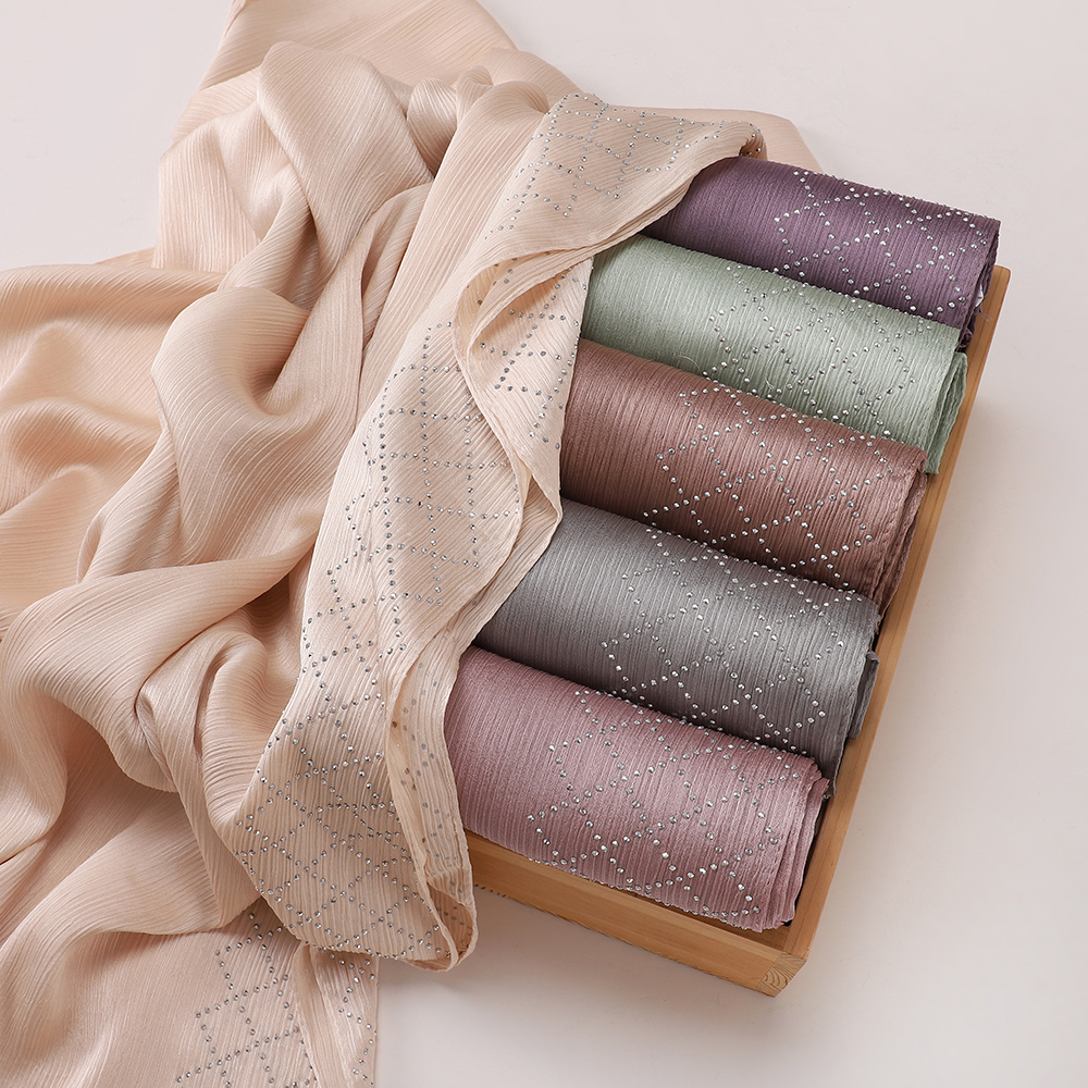 Hijab en satin froissé orné de strass brillants, écharpe de luxe en soie plissée pour femmes, foulard musulman doux et brillant, châle long élégant.