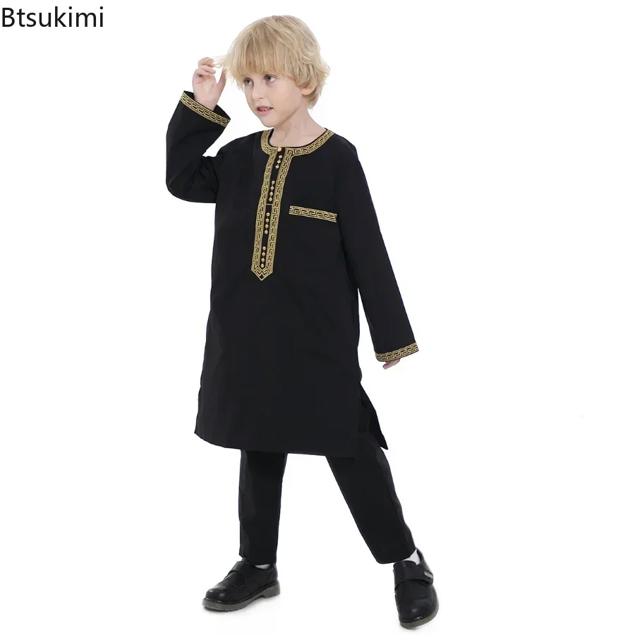 2026 Arabie Saoudite Robe pour enfants Vêtements musulmans Qamis enfant Garçon Jubba Thobe Ensemble 2 pièces Vêtements islamiques Homme Fête Abaya Kaftan