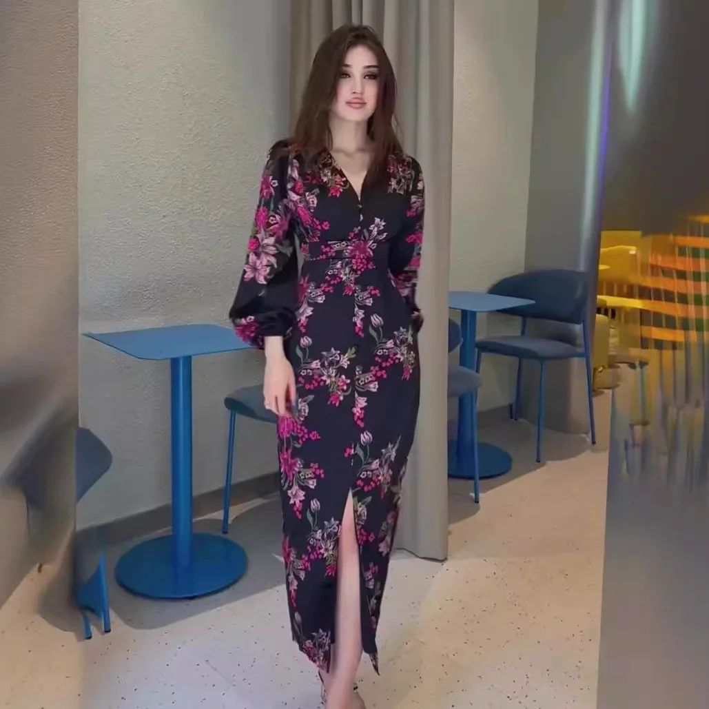 Vêtements pour femmes, nouvelle collection Robe longue imprimée rétro avec un col en V. Cintrage à la taille, conception de fente et robe longue amincissante pour les femmes.