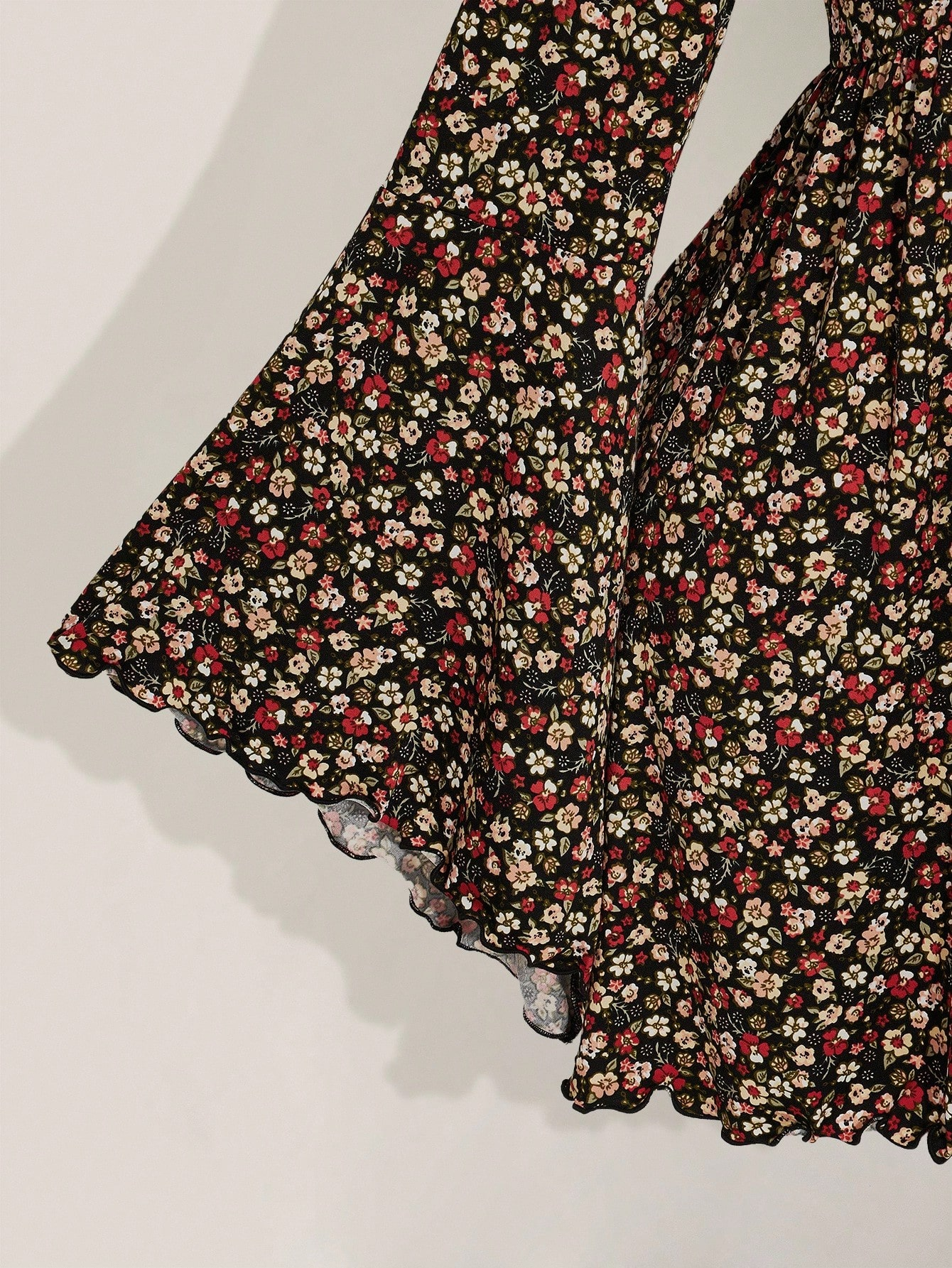 Robe d'automne grande taille pour femme avec un col en V sexy, des manches plissées évasées, des manches longues, un motif floral et une jupe à cordon de serrage