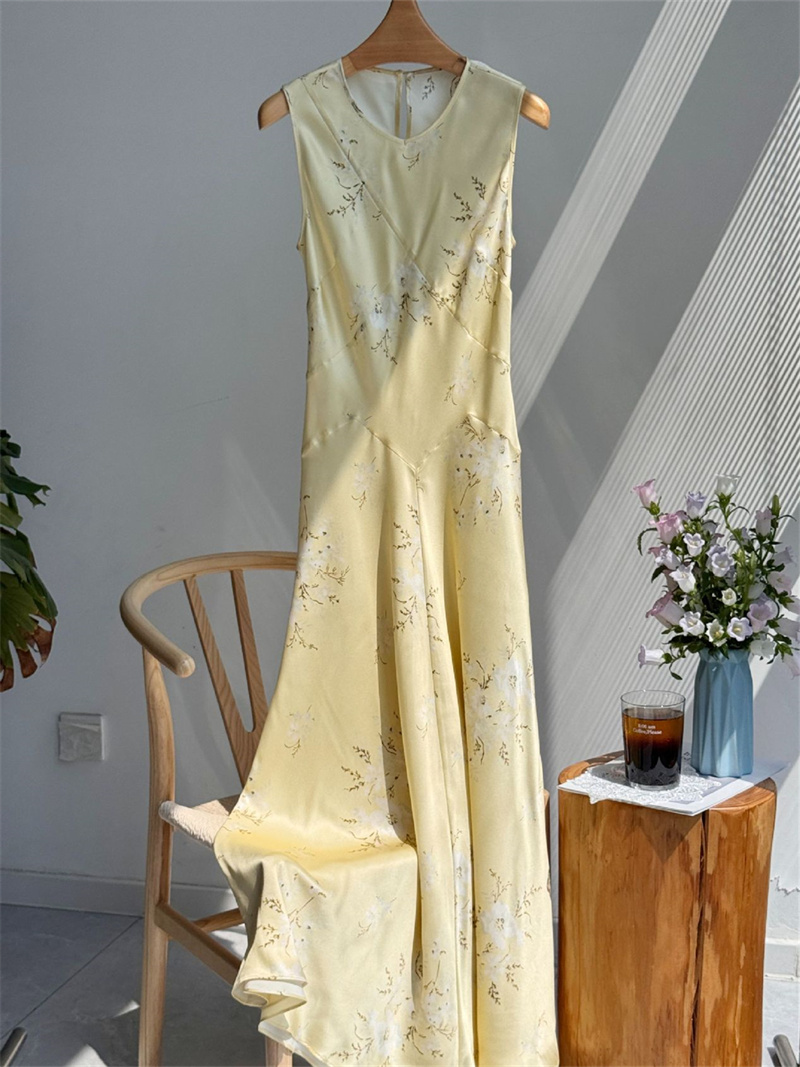 Robe en satin à imprimé floral 100% soie pour femmes, nouvelle collection été, col en V, sans manches, coupe ajustée, jaune, robe midi style A