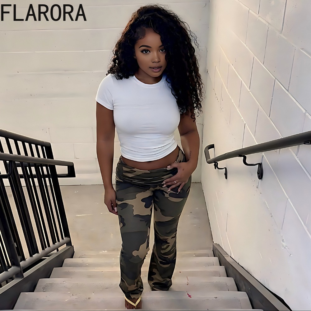 FLARORA Pantalon évasé imprimé camouflage pour femme, tendance estivale, taille basse, style urbain, coupe skinny classique, bas de tenue assorti