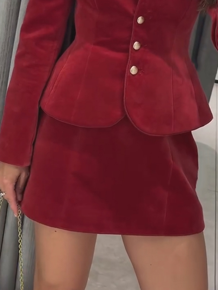 Ensemble élégant pour femme : Manteau en velours rouge à col montant et manches longues, taille cintrée, et mini-jupe ajustée aux hanches, collection 2026