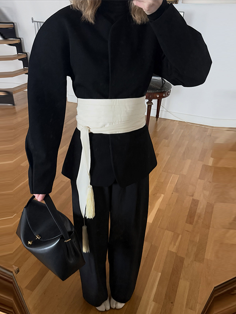Ceinture longue à franges superposées, large et plissée, à nouer, avec pompons contrastants, accessoire de taille, tendance 2026 pour tenues féminines