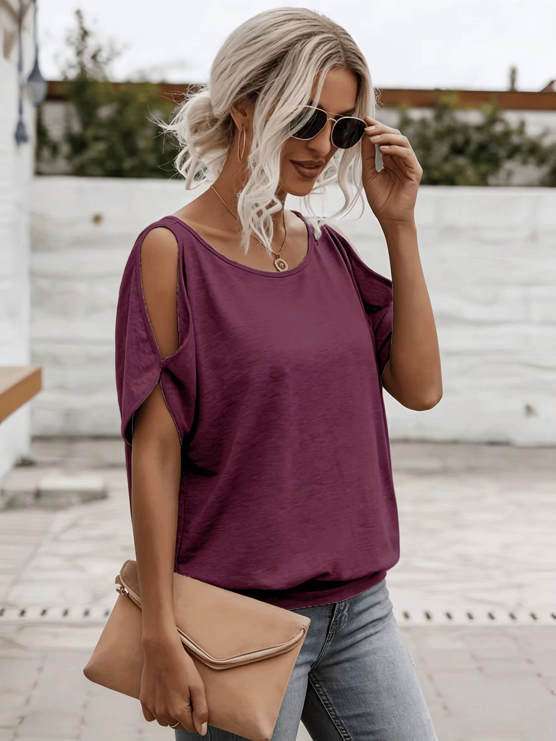T-shirt femme décontracté à épaules dénudées, haut d'été à manches courtes, design ajouré, confortable et polyvalent, idéal pour le quotidien et la mode.