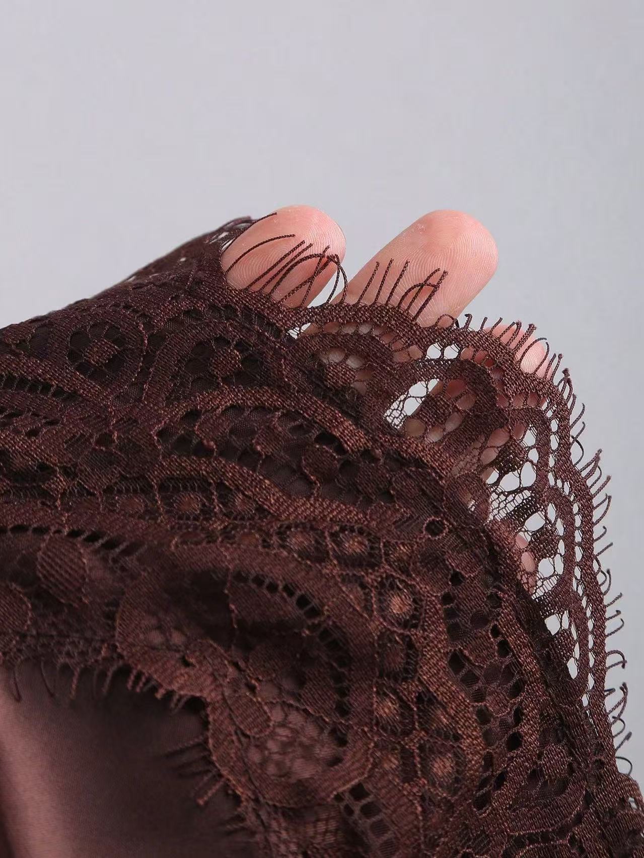 Mini-jupe en satin pour femmes, taille haute, couleur unie, ourlet en dentelle, coupe trapèze, jupe courte, élégante, pour soirées, clubs et tenues décontractées.