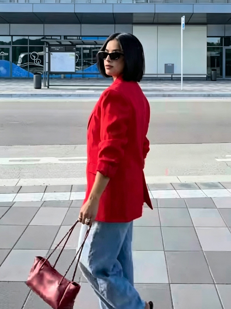 Ensemble coordonné deux pièces formel pour femme : Blazer ceinturé rouge vif à revers crantés et manches longues, et pantalon large