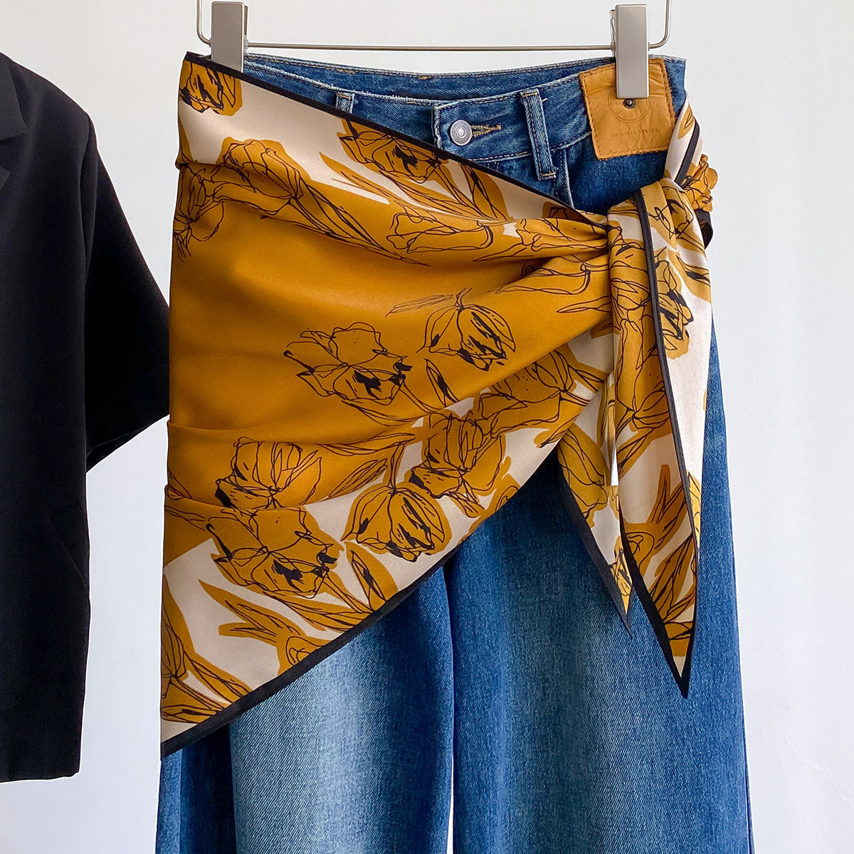 Nouveau foulard triangulaire féminin tendance en satin léger avec imprimé floral délicat, idéal pour le cou ou comme ornement de taille