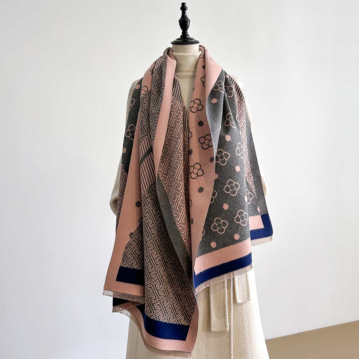 Châle d'hiver en cachemire de marque de luxe pour femmes, motif Allover Vintage imprimé avec des glands, enveloppe Pashmina et Bandana, 2025