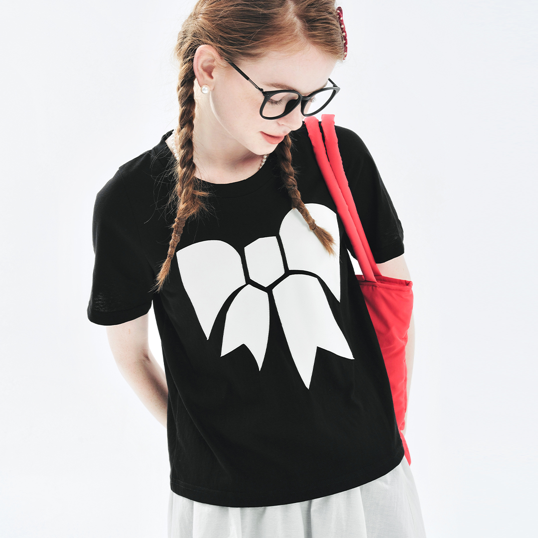 IMAKOKONI Vêtements féminins, t-shirts pour femmes, noir, manches courtes, imprimé nœud blanc, coupe ample, décontracté, haut pour femmes.