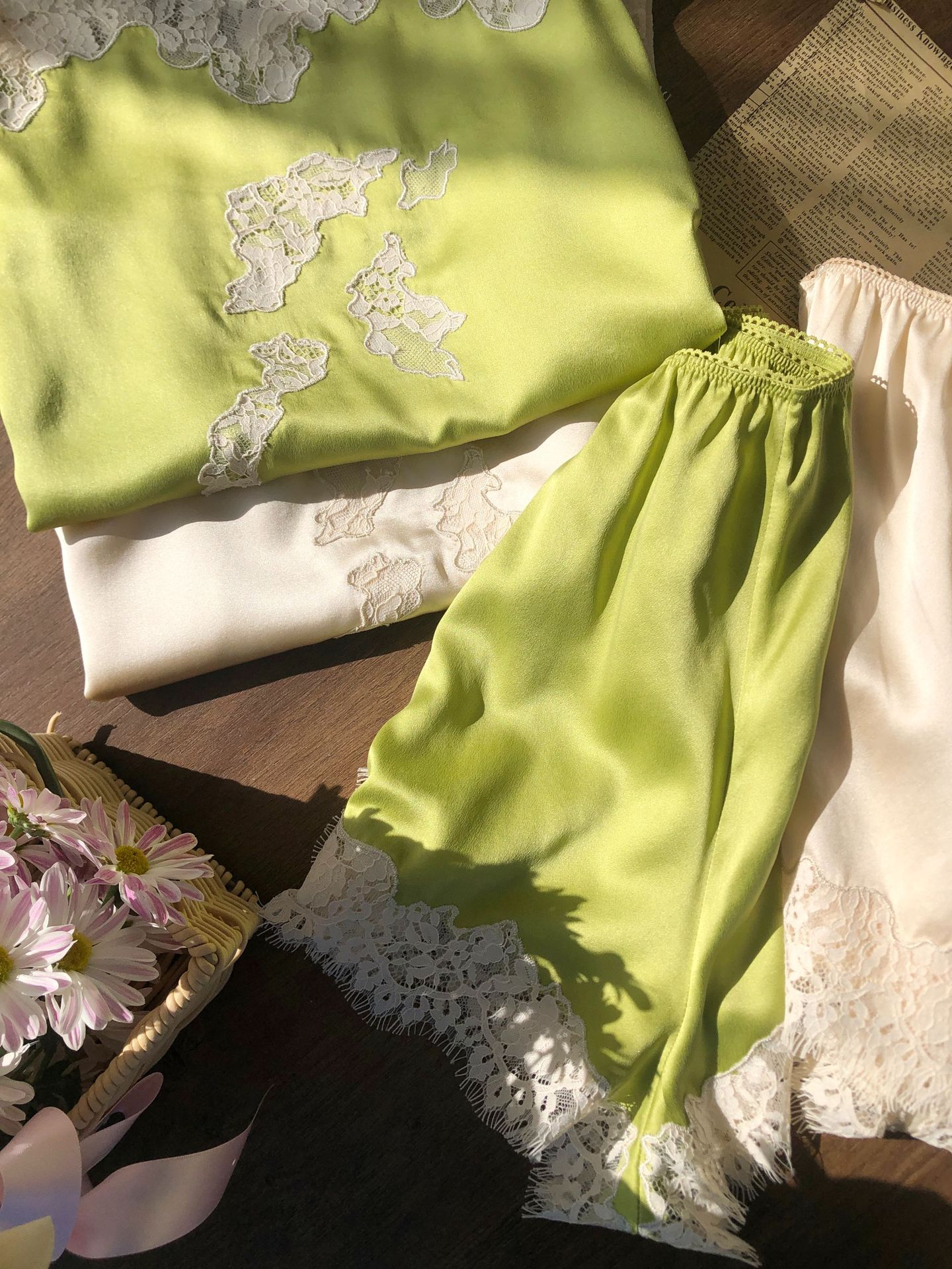Ensemble en soie 100% pour femmes, broderie en dentelle, patchwork, haut sans manches à col rond + short à taille élastique, costume élégant pour dames, été