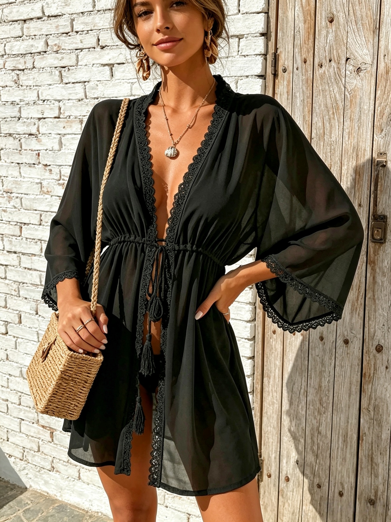 Kimono de plage noir en mousseline transparente avec dentelle, franges, ceinture à nouer et manches évasées