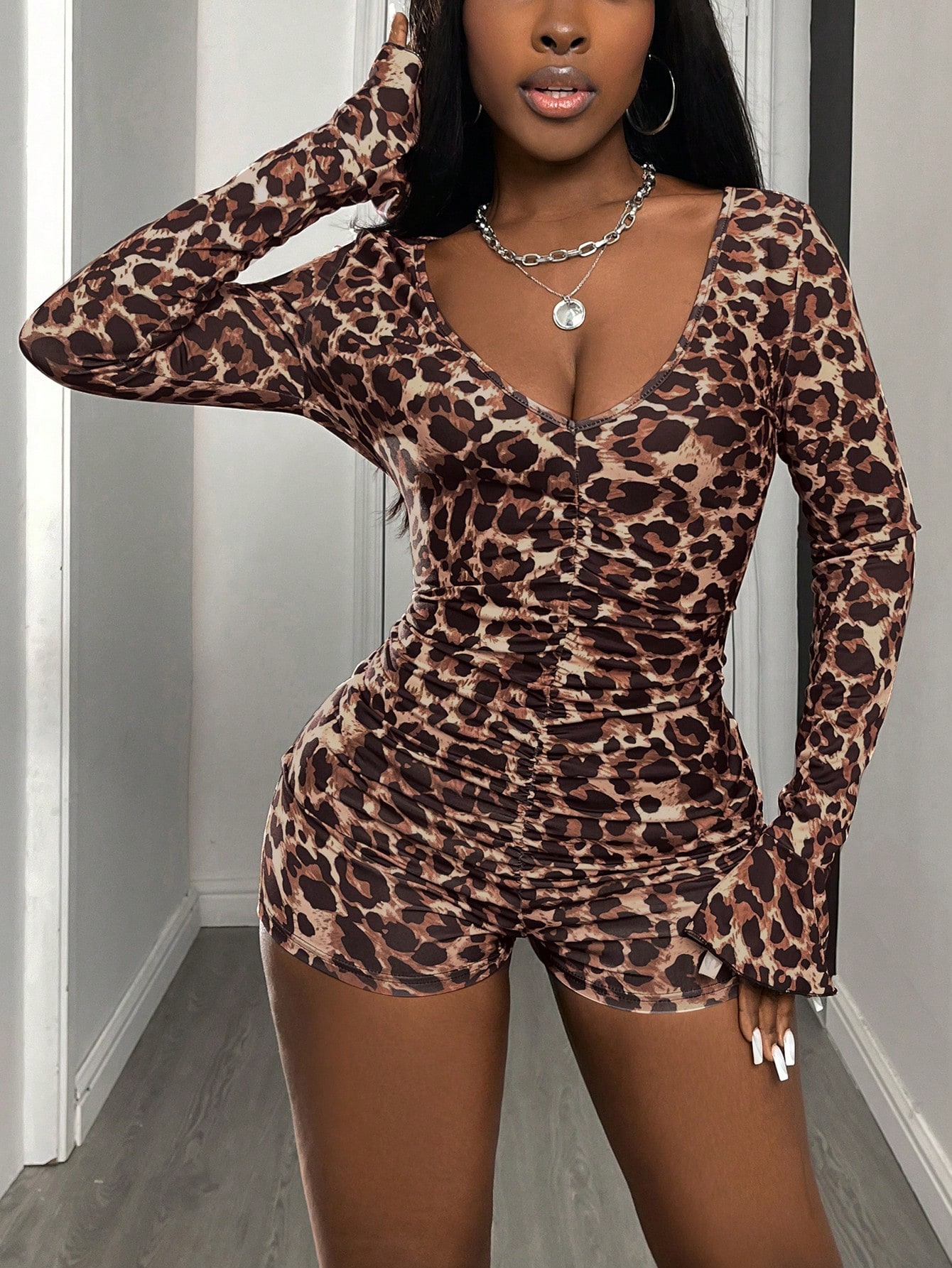 Combinaison sexy pour femme à imprimé léopard, col en V profond, plissée, manches longues et poignets cloche