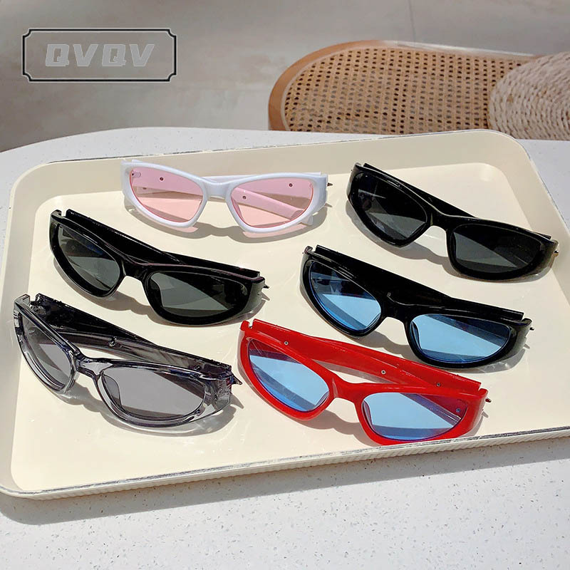 Lunettes de soleil QVQV pour femmes, protection UV, tendance mode, style punk Y2K, verres rouges et bleus, lunettes de soleil cool