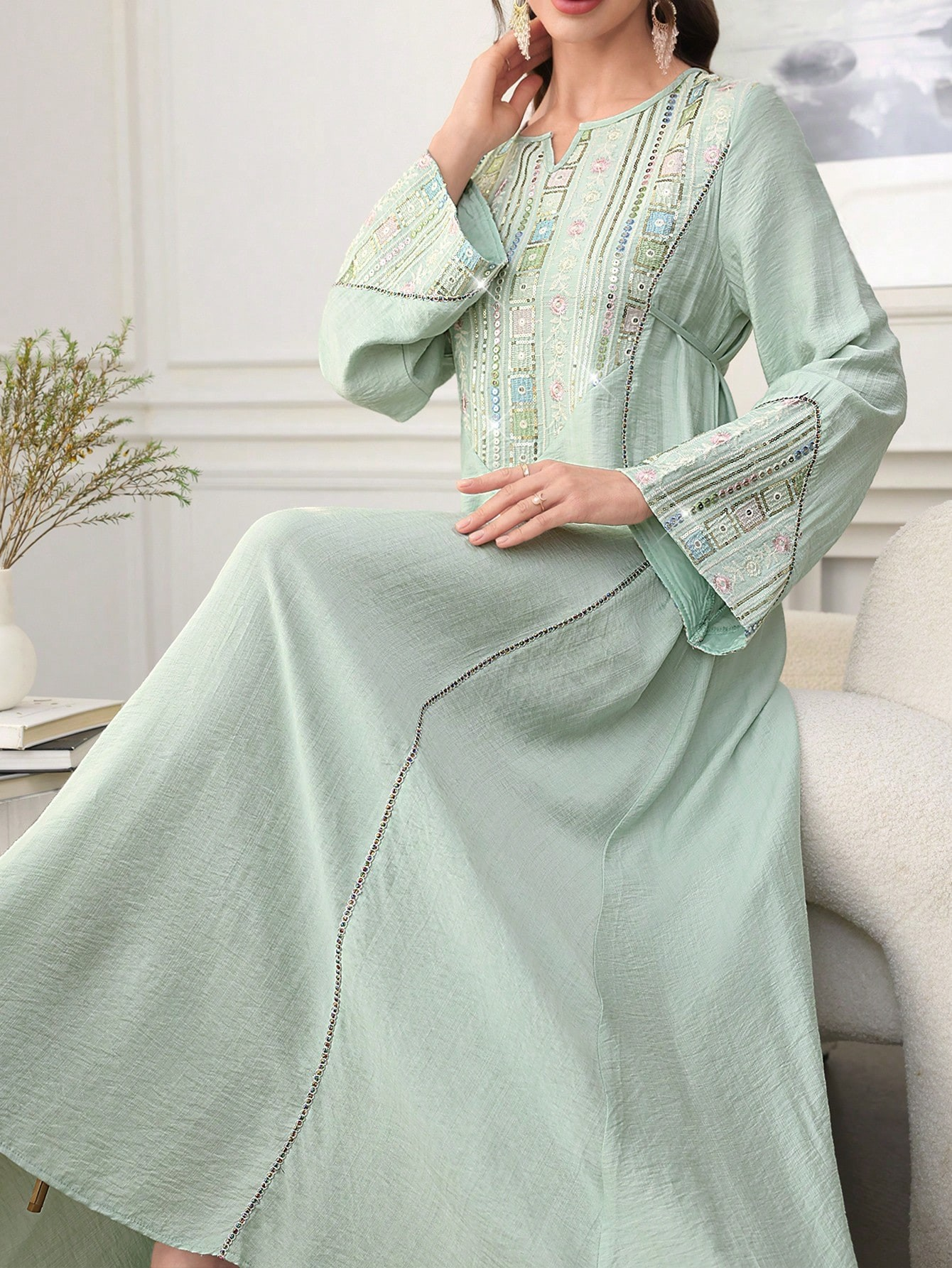 Abaya musulman vert clair, décolleté et poignets brodés à paillettes exquises, parfaits pour les événements semi-formels du moyen-orient, nouvelle collection 2025