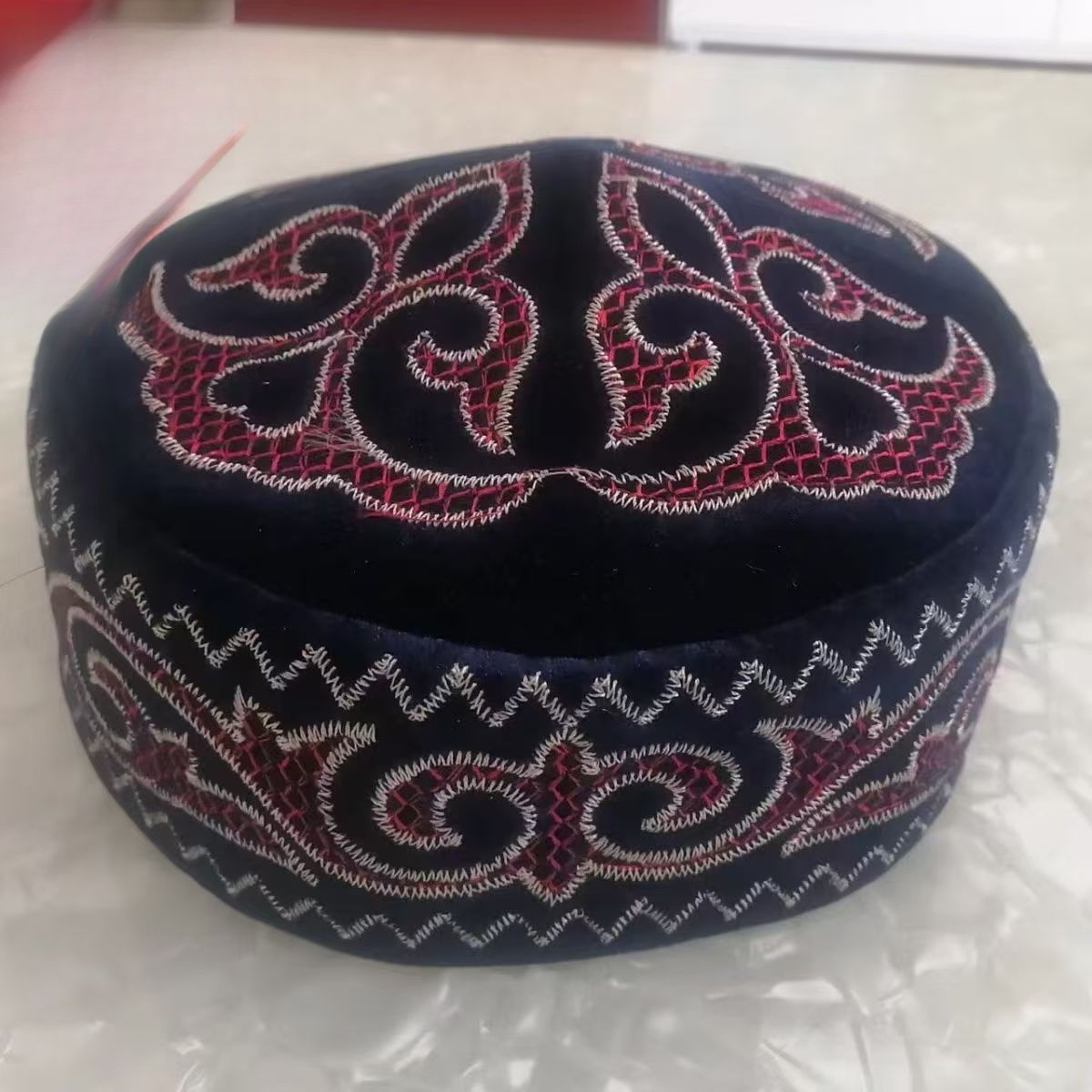 Casquettes de Style Kazakh pour femmes et hommes, chapeaux de fête de danse sur scène, mode noir bleu Kufi musulman Hijab, broderie faite à la main