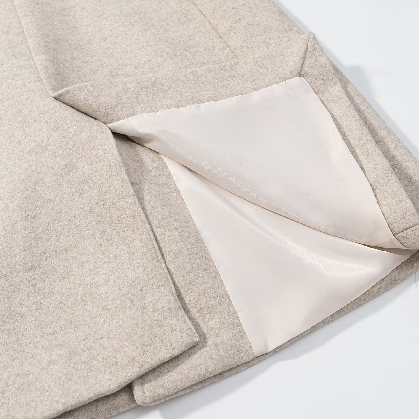 Manteau élégant et polyvalent pour femme, avec épaulettes douces et bouton unique, style chic pour le quotidien, mi-épais, manches longues, en polyester.