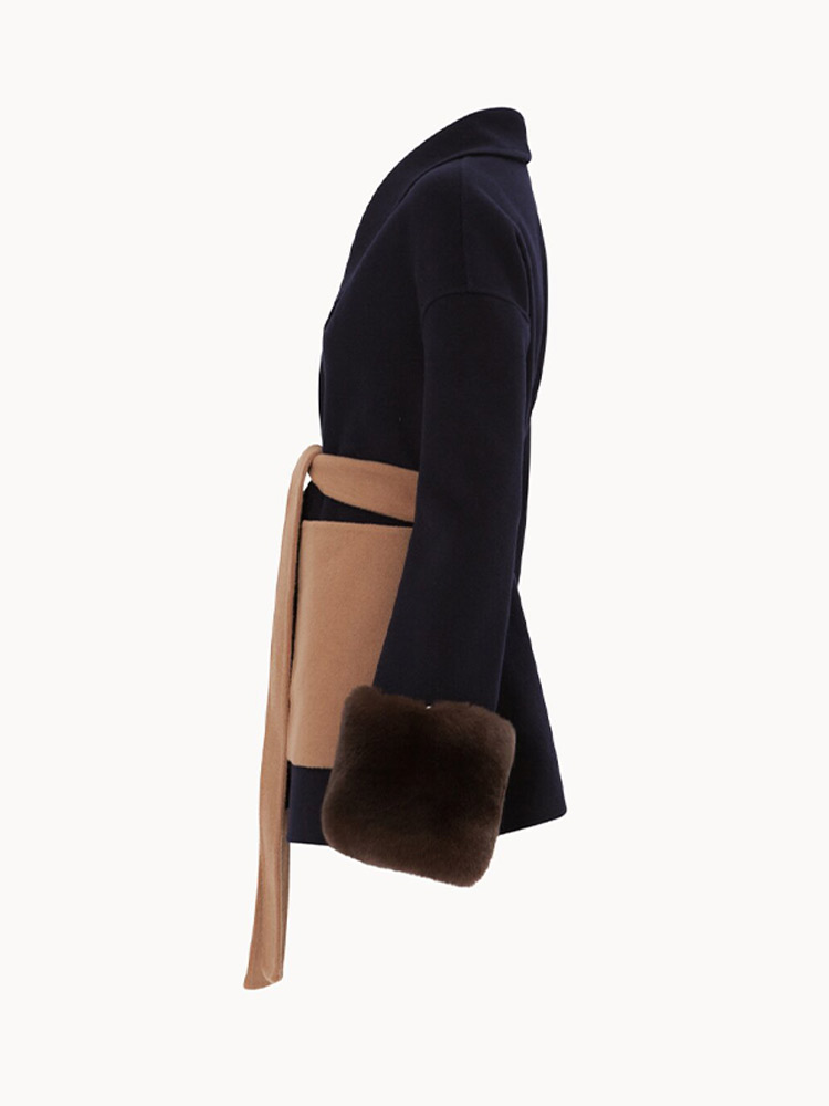 Manteau d'hiver élégant et minimaliste pour femme, col en V, à lacets, avec poignets en fausse fourrure, contrastant bleu marine et camel, ceinturé, idéal pour les événements et le bureau