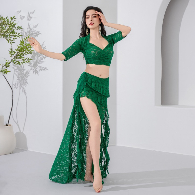 Tenue de danse orientale élégante en dentelle, comprenant un haut court à col halter et une jupe longue fendue à volants, ensemble 2 pièces pour femmes.