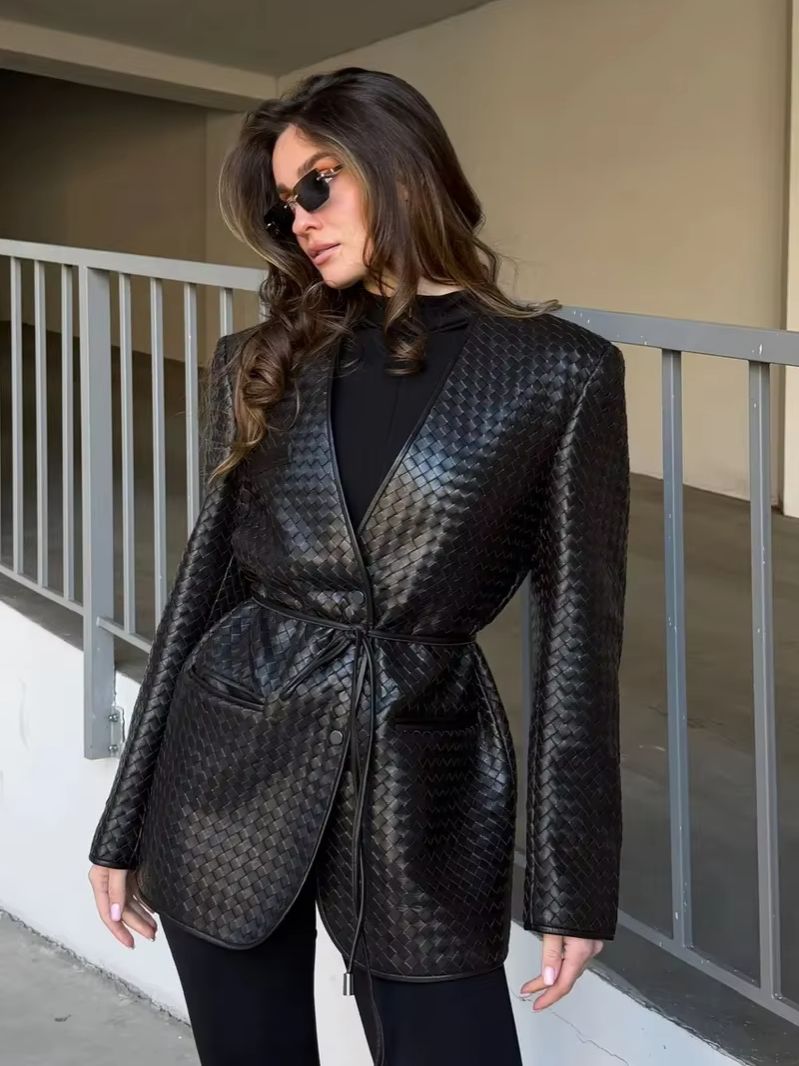 Blazer en similicuir tissé pour femme Laur 2026, veste ajustée à col en V avec ceinture à nouer, vêtement de bureau élégant avec poches.