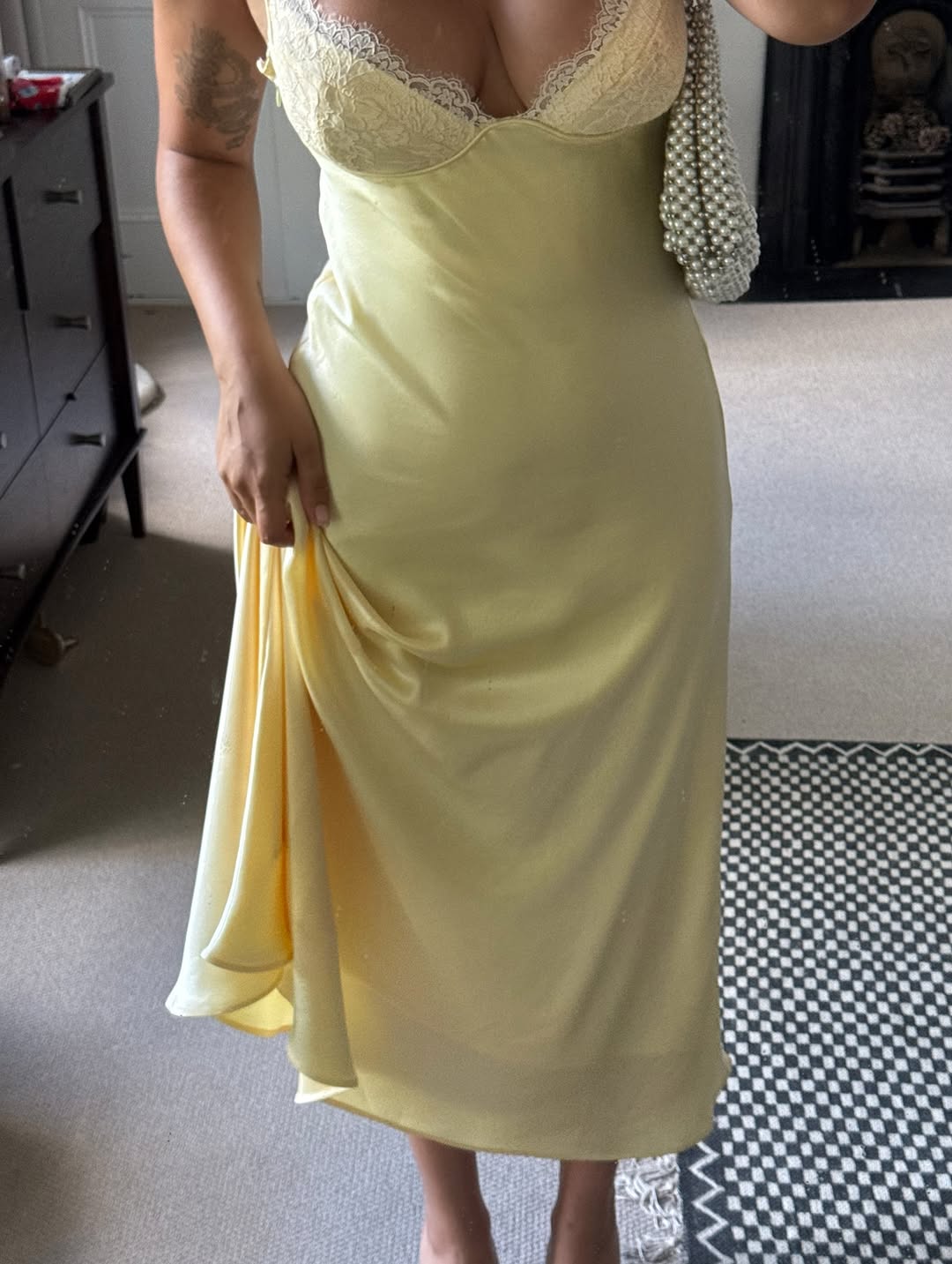 Robe Midi Femme en Satin Jaune Beurre avec Dentelle et Patchwork, Col en V, Dos Nu, Bretelles, Nouvelle Collection 2026, pour Soirées et Dîners