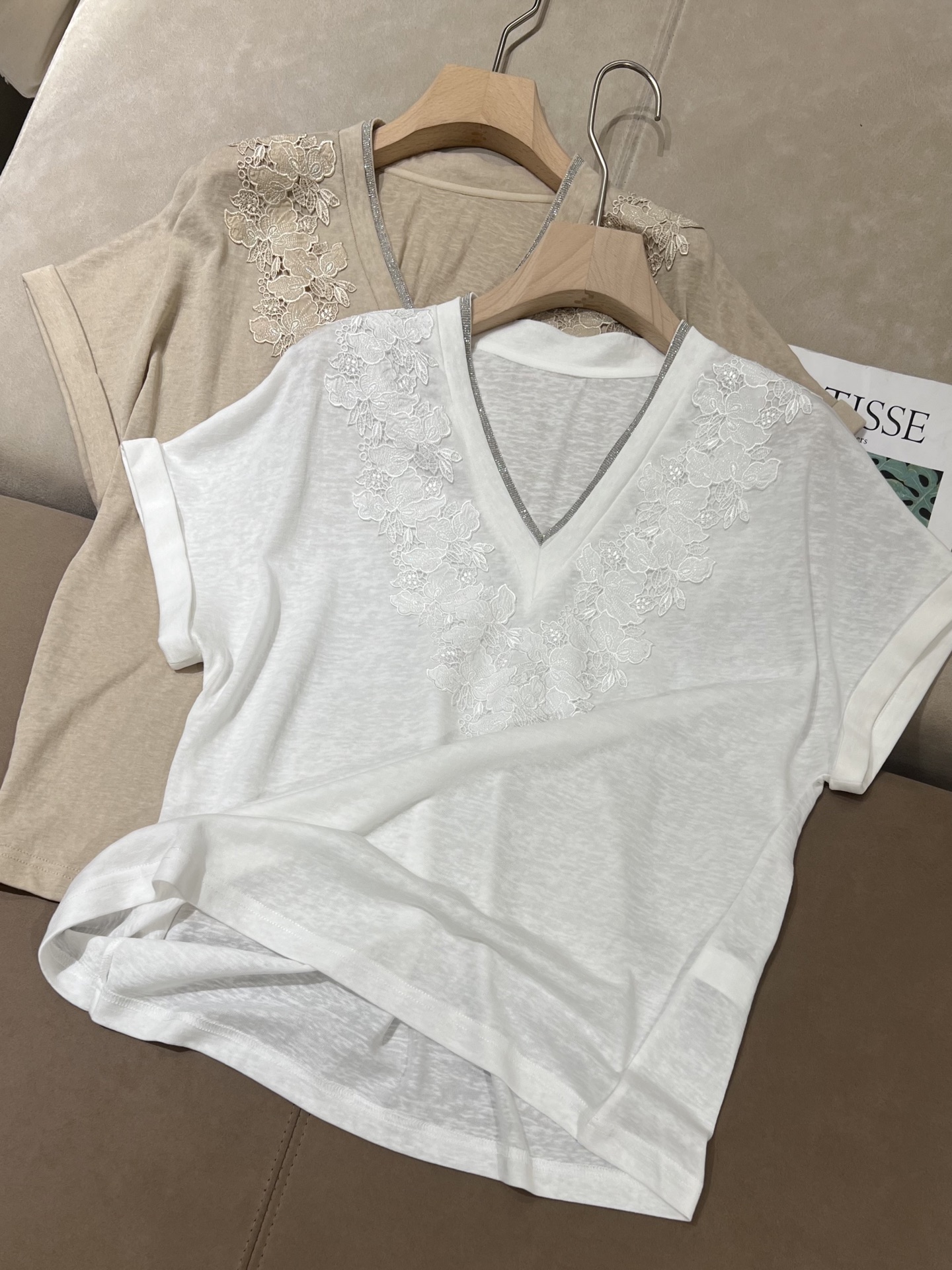 Nouveauté été 2026 : T-shirt en soie et coton brodé pour femme