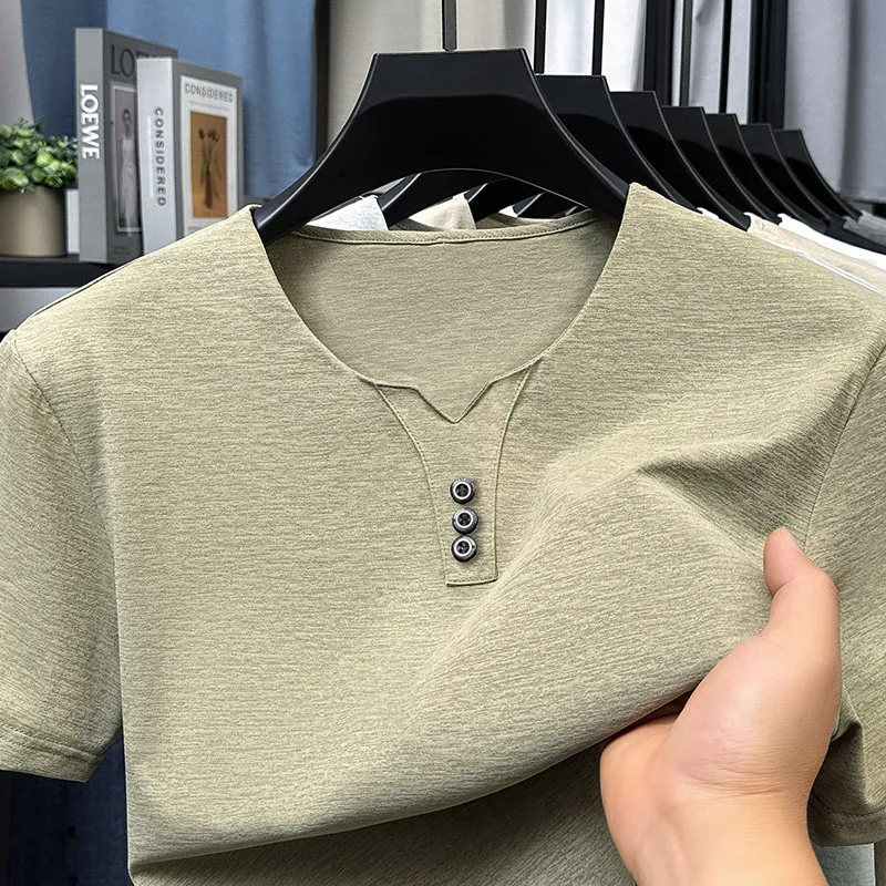 Nouveau T-shirt Homme 2026 Décontracté Chic Col V Trois Boutons Manches Courtes Style Coréen Été Confortable Polyvalent