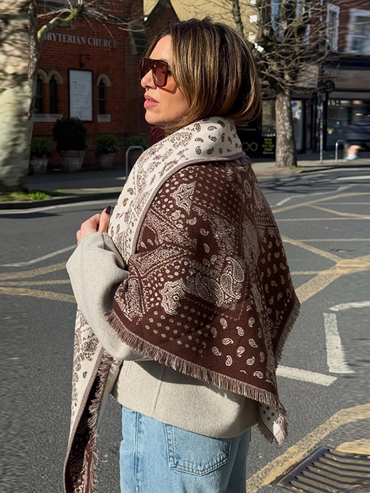 Écharpe réversible en tricot à motif paisley pour femmes, avec franges et pompons, châle chaud, élégant et décontracté, idéal pour les tenues quotidiennes d'automne et d'hiver.