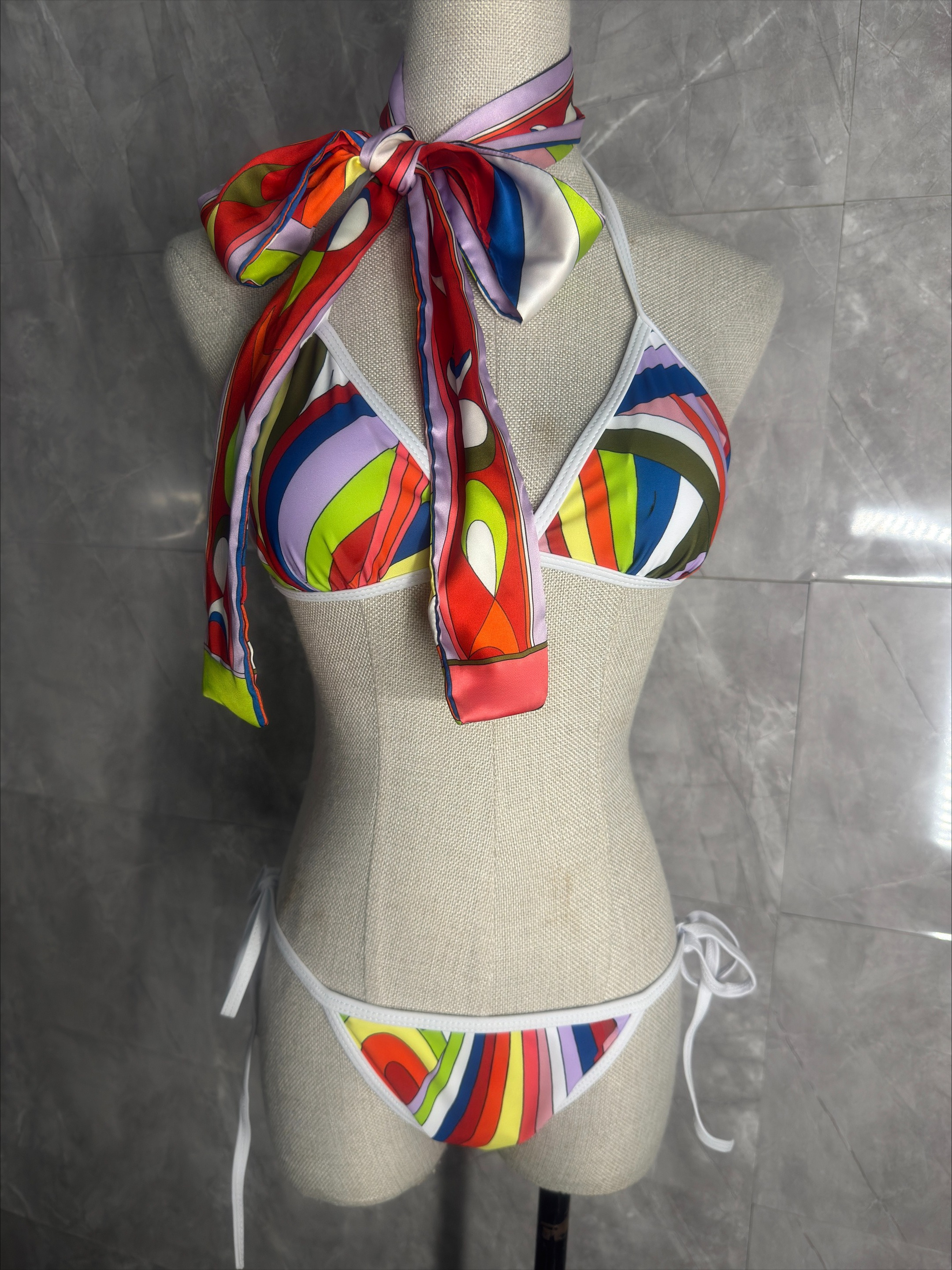 Nouveau Maillot de Bain Femme 2026 au Design Classique avec Bandeau-Foulard et Logo Signature Lettres – Tenue de Plage