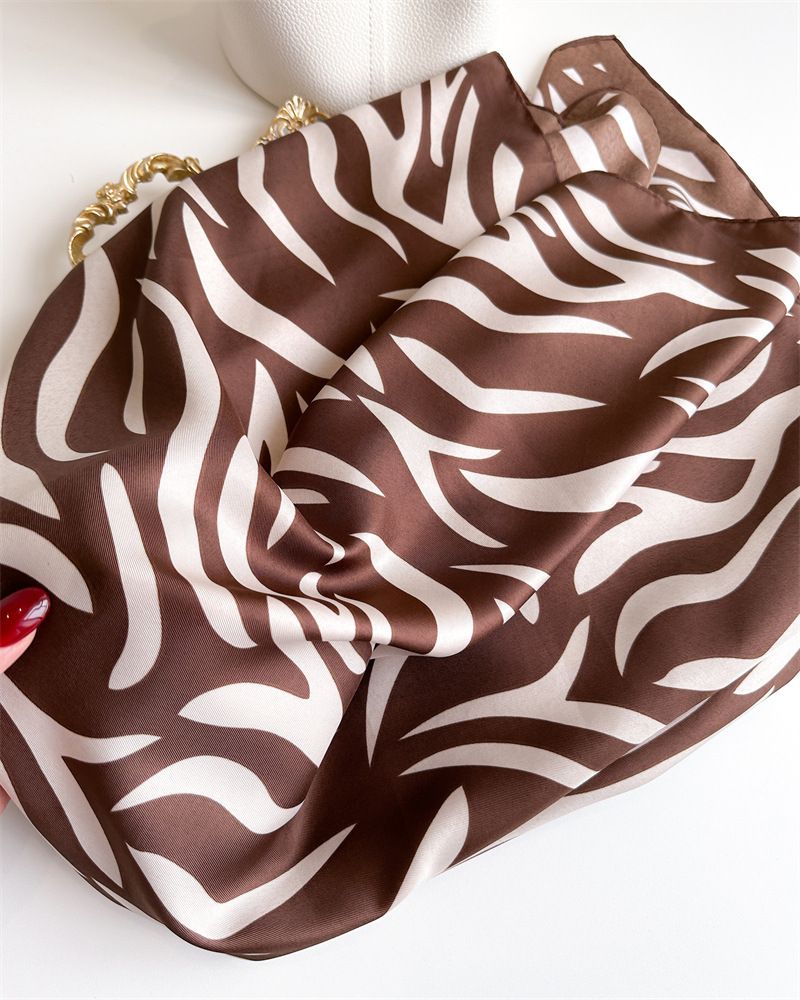 Nouvelles femmes mode léopard zèbre imprimé écharpe doux Satin foulards carré petit mouchoir cou Snood sac Hijab Snood 90*90Cm