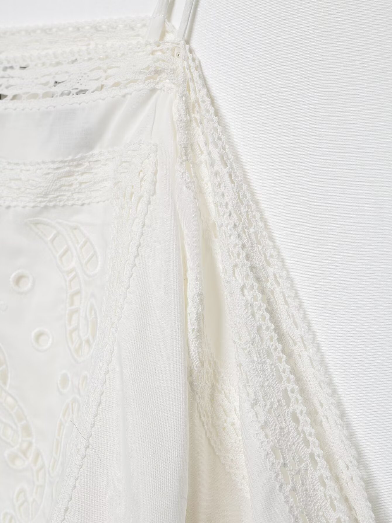 BSAY Top Cami Femme Tendance Blanc Broderie Creuse Style Bohème avec Bordure en Dentelle, Ourlet Asymétrique Effet Mouchoir, Dos Nu à Nouer, Top d'Été à Bretelles