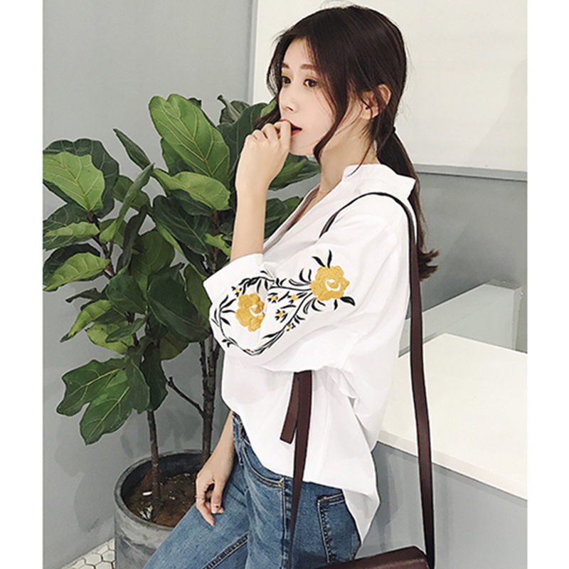 Blouses et chemises blanches décontractées à rayures et broderies florales pour femmes, hauts amples à manches trois quarts, col en V tendance