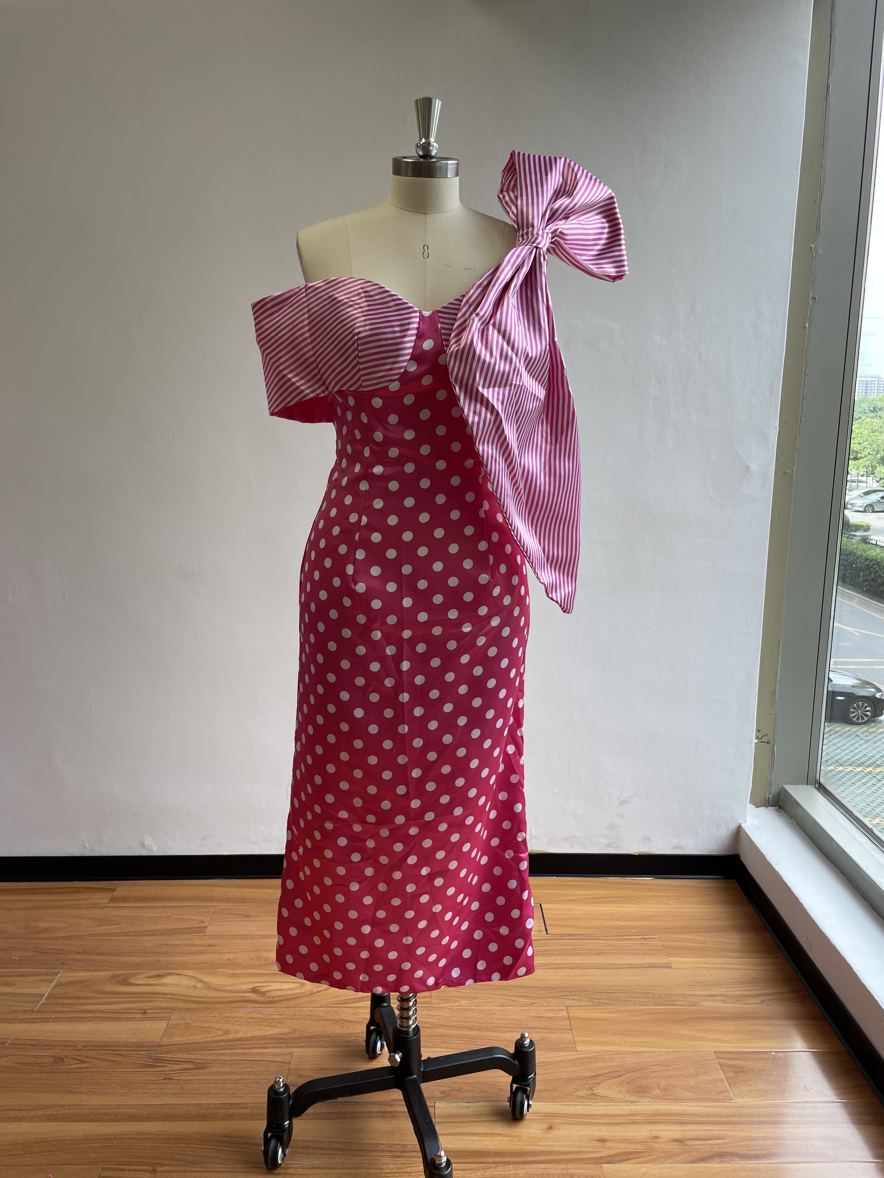 Robe fourreau rose à pois pour femme africaine avec grand nœud, longueur mi-mollet, disponible en plusieurs couleurs
