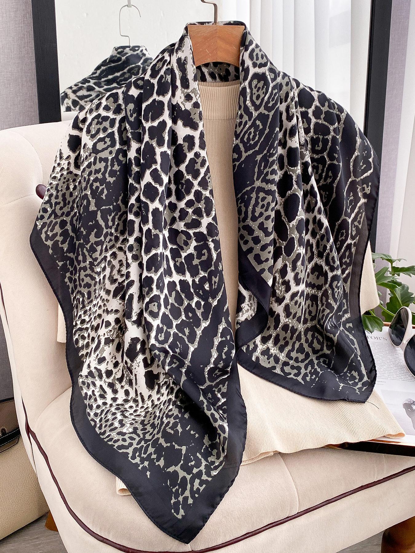 Foulard carré en soie imprimé léopard 90 cm, écharpe pour cheveux, foulard de créateur pour femme, hijab, châle en satin doux, bandeau