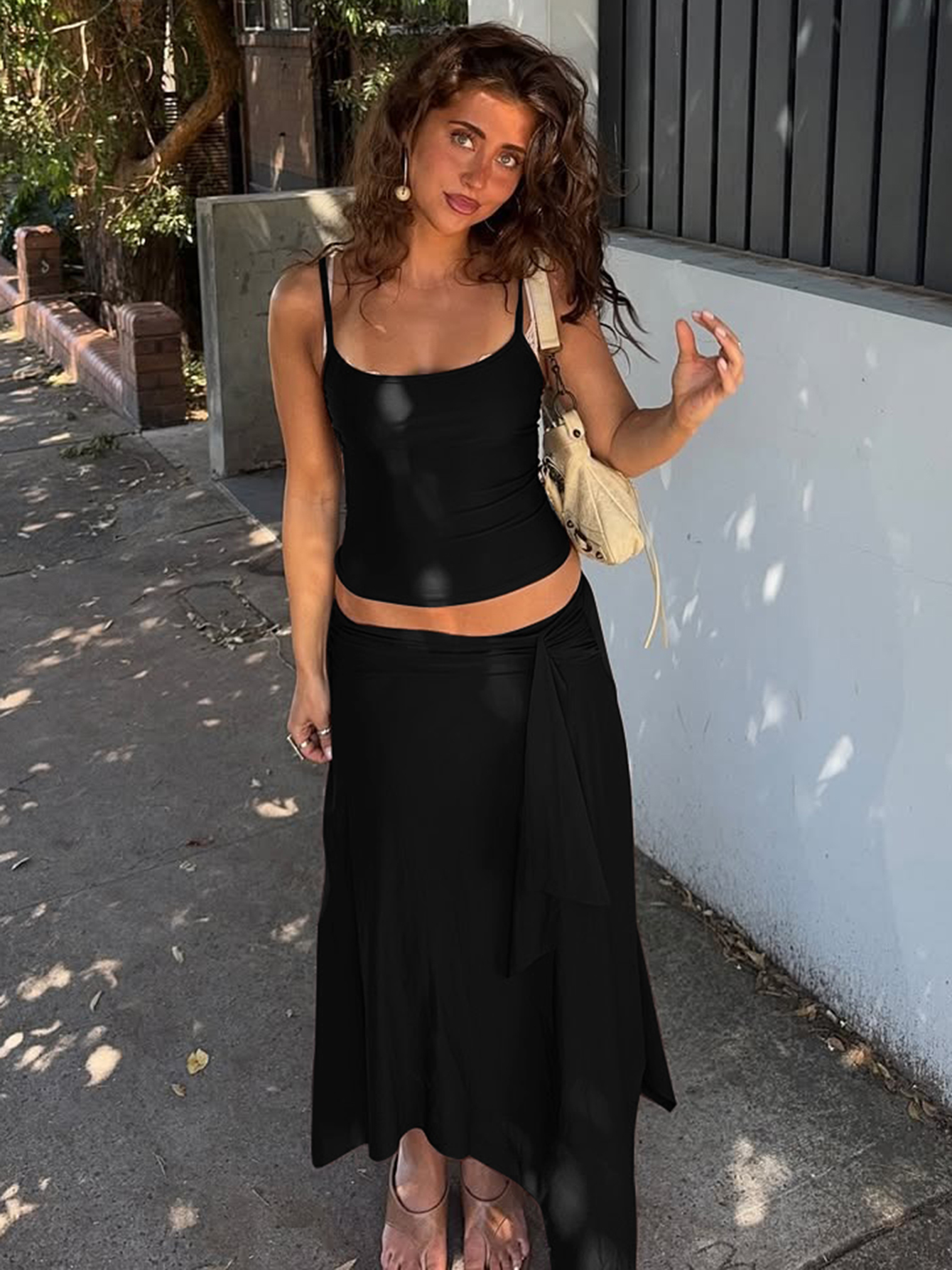 Hugcitar Fashion Ensembles 2 Pièces Solides Sexy : Haut Court à Bretelles et Jupe Midi Irrégulière Froncée – Tenues d'Été pour Femme, Plage et Vacances