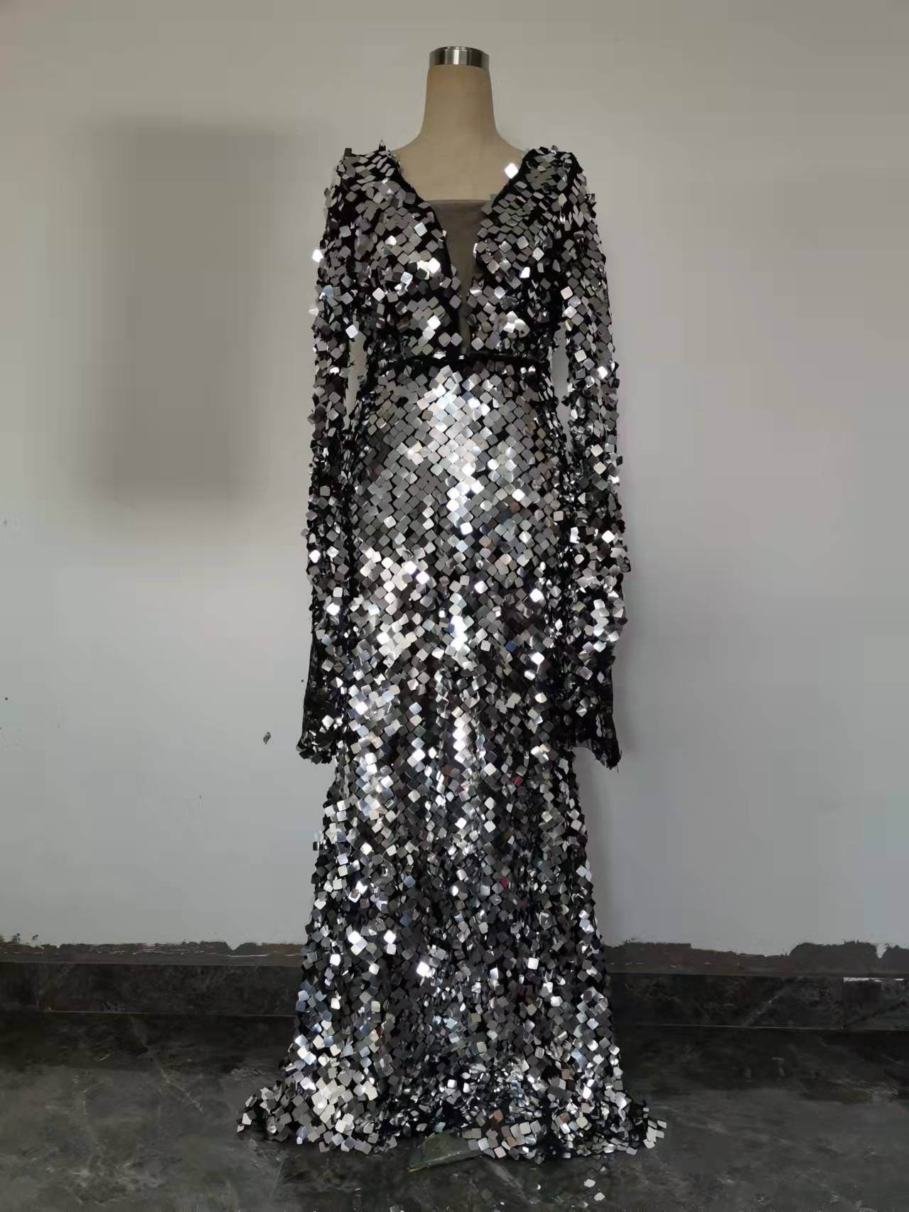 Robe de soirée sirène élégante pour femme, sexy, à col en V, ornée de sequins argentés, moulante, à manches évasées