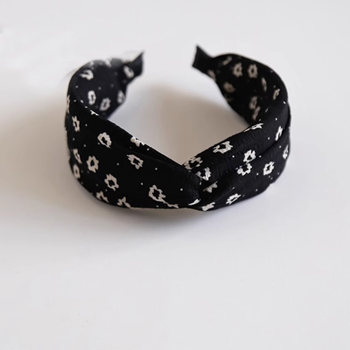 Bandeau large en tissu floral noir et blanc pour le lavage du visage, serre-tête polyvalent pour sortir, pince à cheveux et accessoires pour la tête