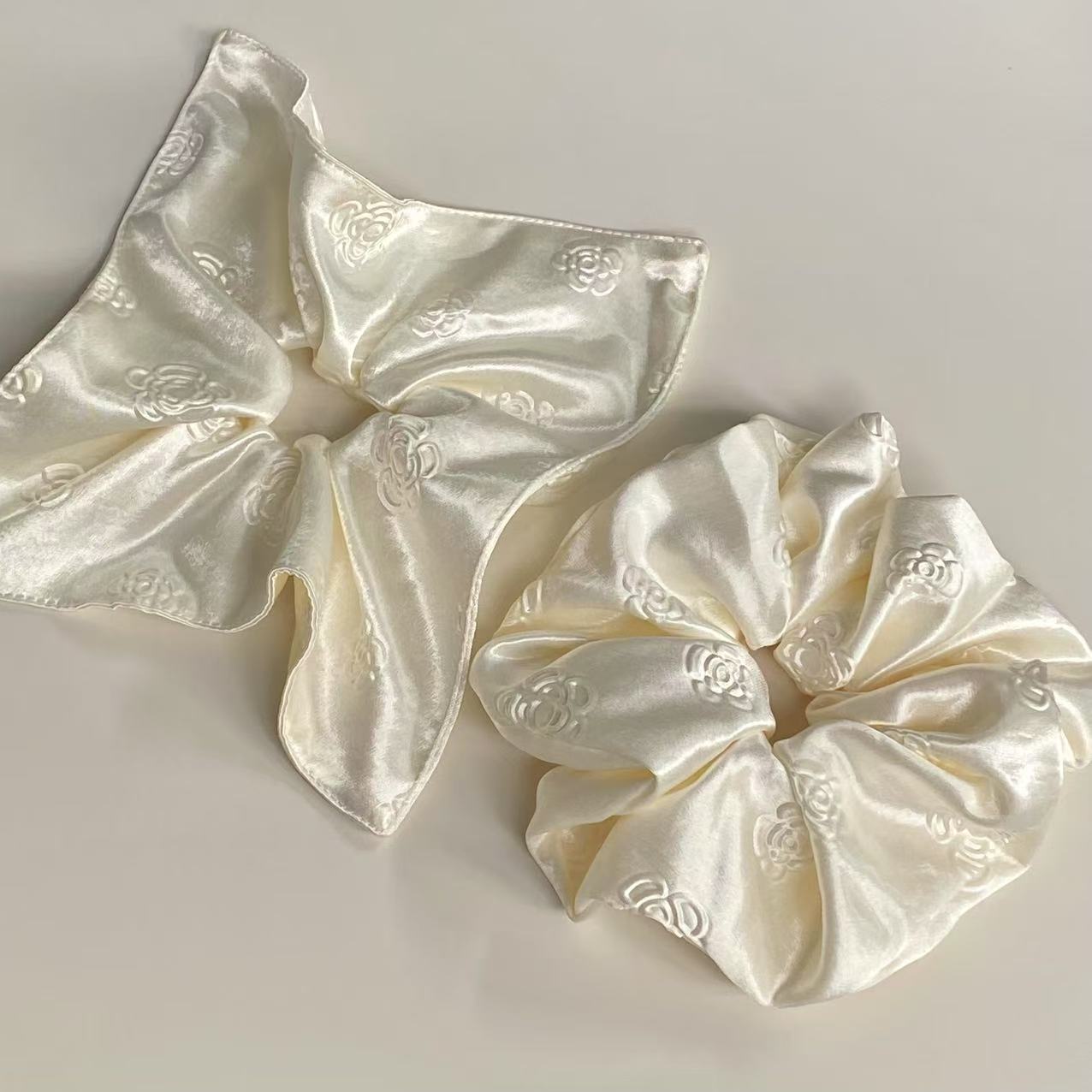 Écharpe carrée en satin blanc crème camélia haut de gamme, style scrunchie, accessoires de cheveux pour femmes, élégance et tempérament