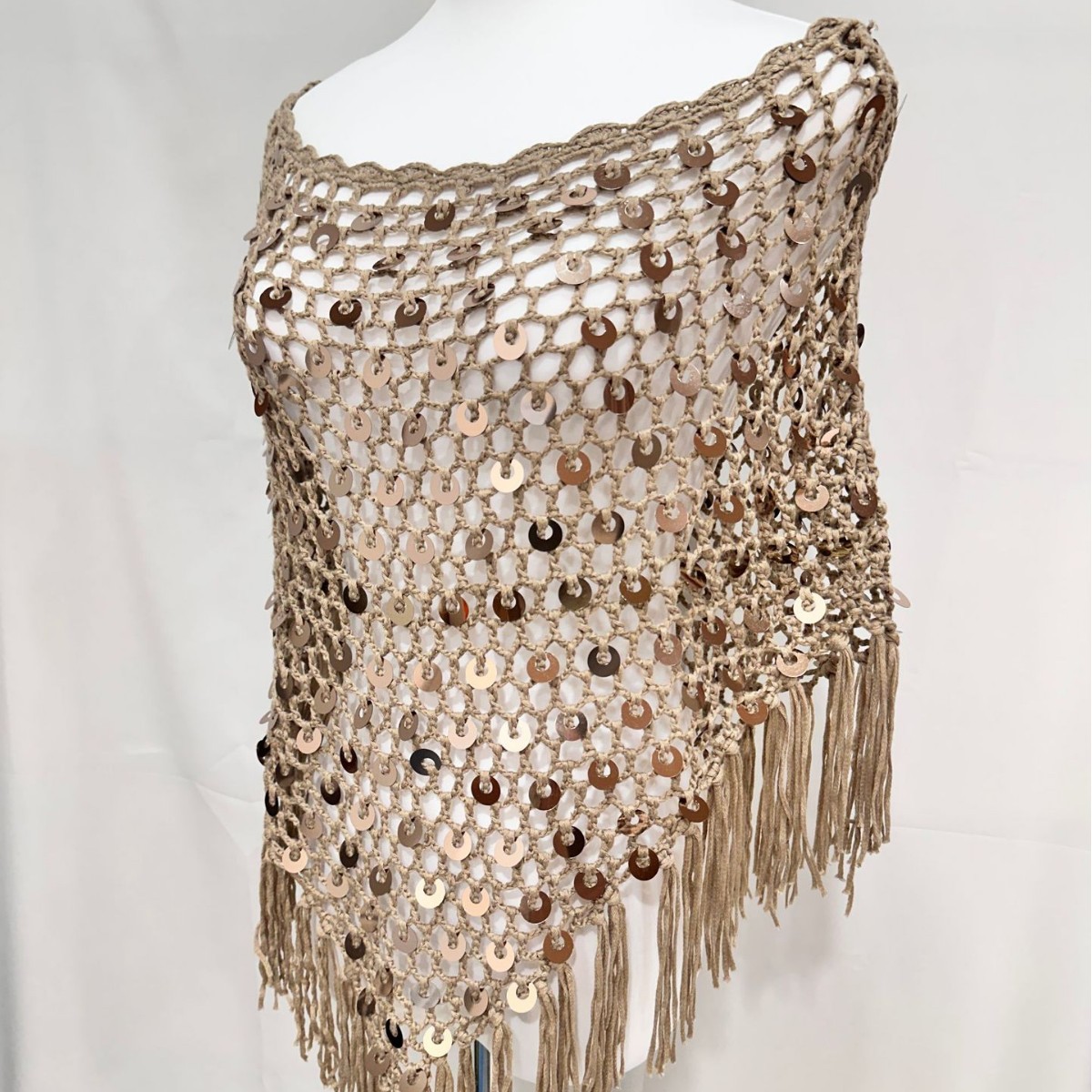 Poncho asymétrique en crochet orné de paillettes pour femme, avec franges, châle de plage, couverture pour vacances, haut tricoté à une épaule transparent