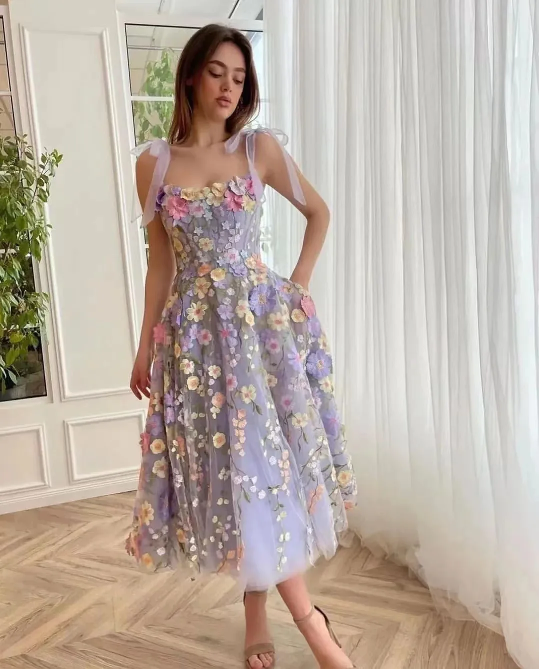 Robe pour femmes à la mode 3D fleur broderie enveloppé hanche sans manches Sexy robe à bretelles 2025