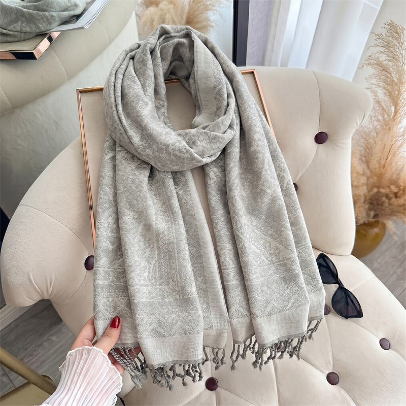 Écharpe Jacquard Gris Clair à Motif Paisley pour Femme, Châle Doux à Pompons, Élégante pour l'Automne et l'Hiver, Idéale pour le Bureau, les Trajets Quotidien, les Voyages, ou comme Cadeau