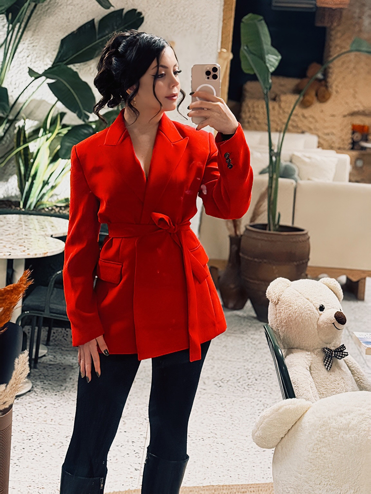 Ensemble coordonné deux pièces formel pour femme : Blazer ceinturé rouge vif à revers crantés et manches longues, et pantalon large
