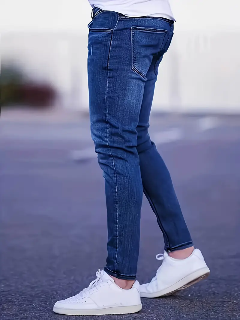 Jeans en denim stretch slim pour homme avec détails déchirés et surpiqûres contrastées, pantalon décontracté streetwear tendance pour le quotidien