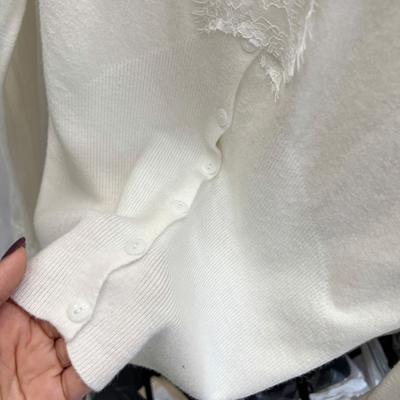Mode coréenne, hauts en dentelle tricotée sexy beige à col en V pour femmes, automne-hiver 2026, cardigan doux à manches longues et coupe ajustée.